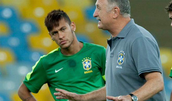 Neymar atiende al seleccionador en un entrenamiento.