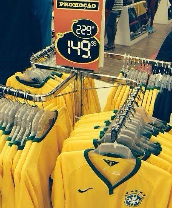 Poca gente compra ahora la camiseta de Brasil.