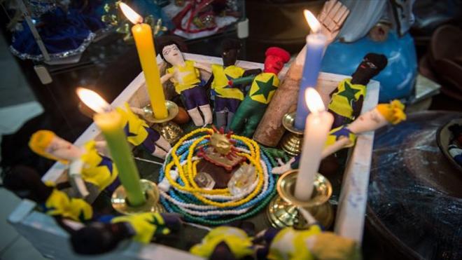 Los brasileños hacen rituales para ayudar a su selección.