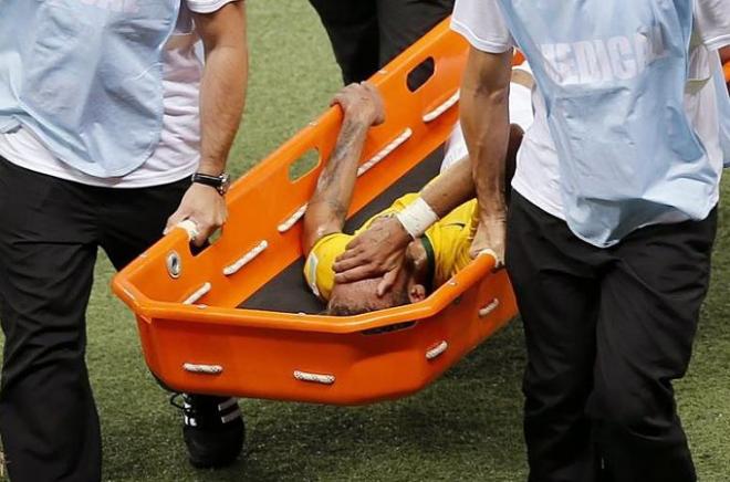 Neymar se marchó lesionado ante Colombia.