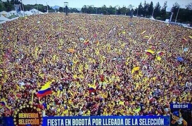 Muchos colombianos reciben a su selección.