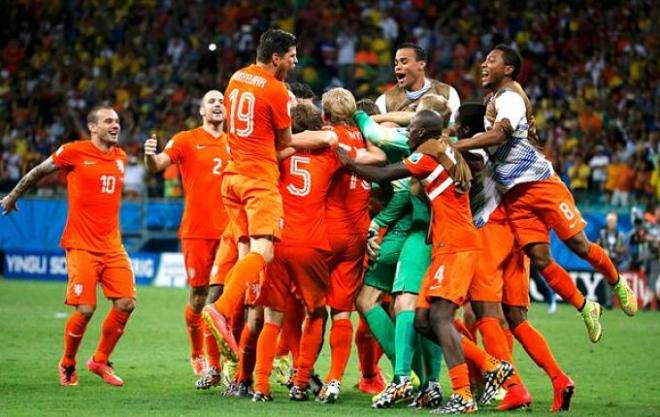 Los jugadores de Holanda celebran el pase.