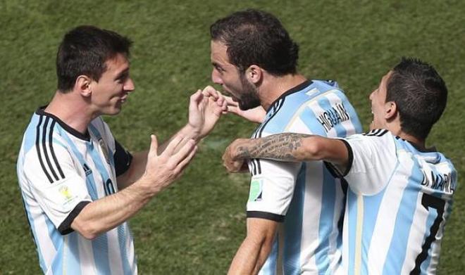 Messi, Higuaín y Di María celebran el gol ante Bélgica.