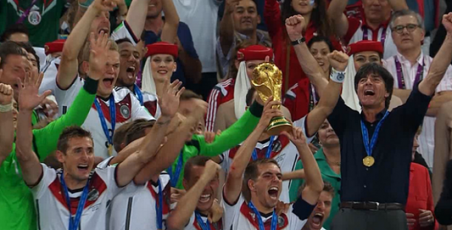 Lahm levanta la Copa del Mundo.