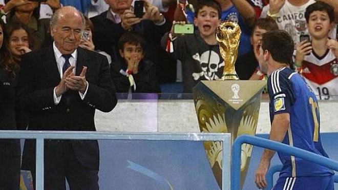 Blatter y Messi, tras la final del Mundial.