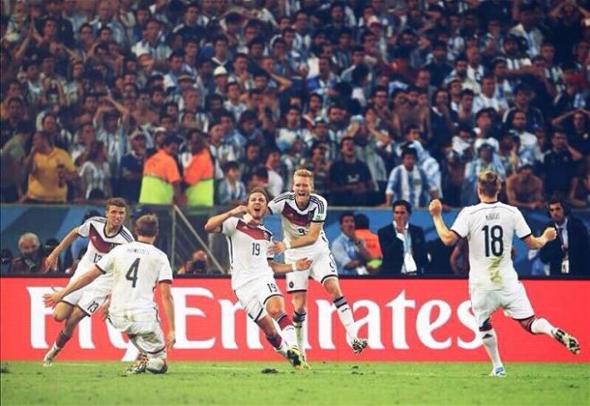 Los alemanes celebran enloquecidos el gol decisivo.
