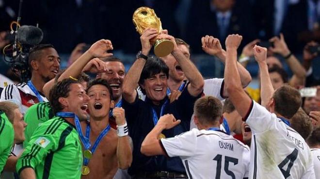 Joachim Low eleva la Copa.