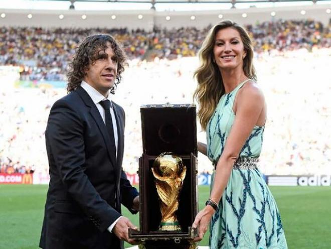 Puyol y Gisele Bündchen con la Copa del Mundo.