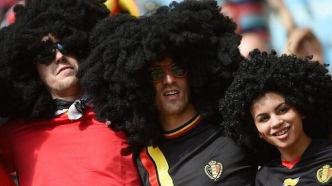 Varios aficionados belgas antes del partido.