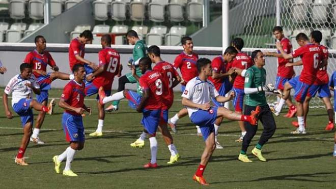 La selección de Costa Rica, ejercitándose.