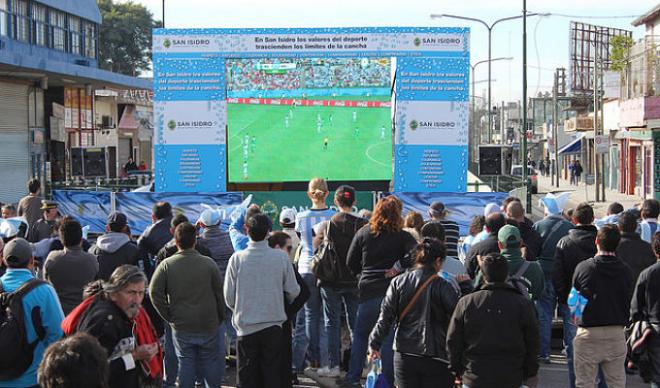 Hubo muchas pantallas en Argentina para seguir el partido.