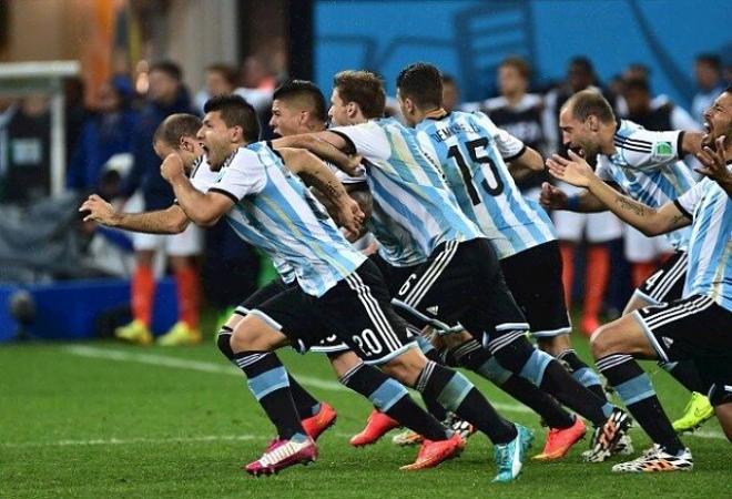Los jugadores argentinos, en el momento de éxtasis en los penaltis.