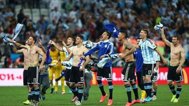 Los argentinos celebran el pase con su afición.