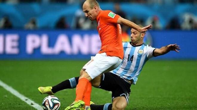 Mascherano evita el gol de Robben en una jugada clave del partido.