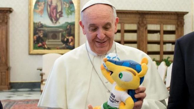 El Papa Francisco, con la mascota del Mundial.