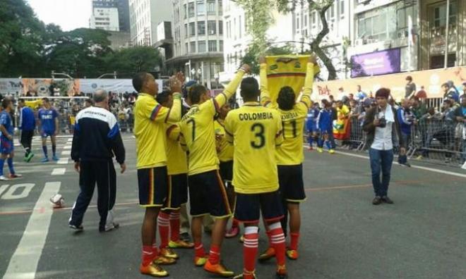 Los jugadores de Colombia celebran el título.