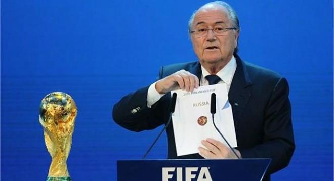 Blatter muestra el sobre con Rusia como sede del Mundial 2018.