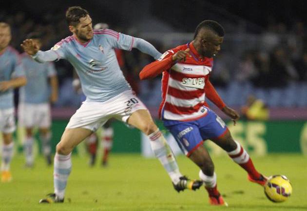 Córdoba y Sergi Gómez luchan por un balón.