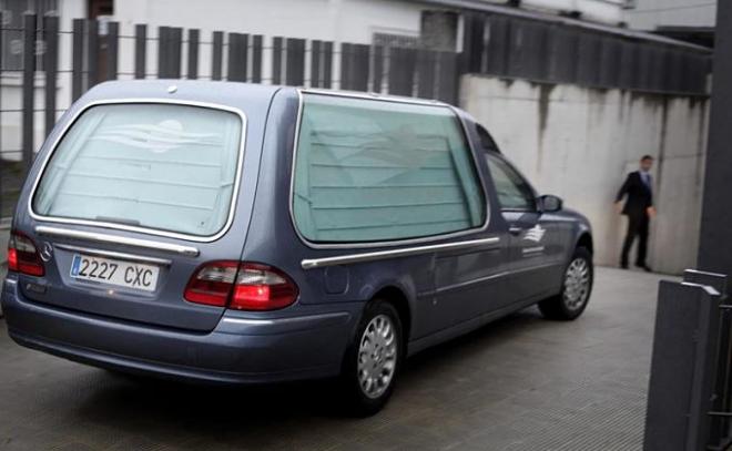 El coche fúnebre, a su llegada a La Coruña.