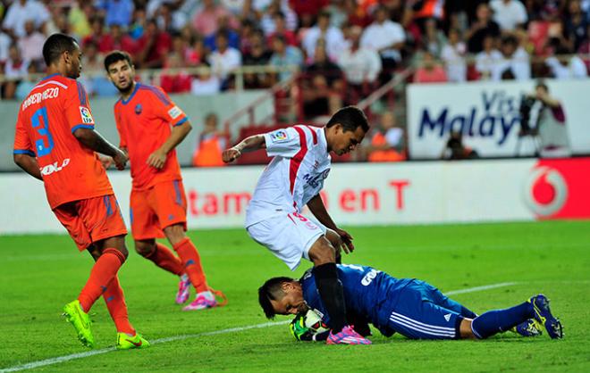 Carlos Bacca, junto a Diego Alves.