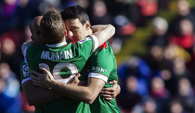 Aduriz celebra el gol con sus compañeros.