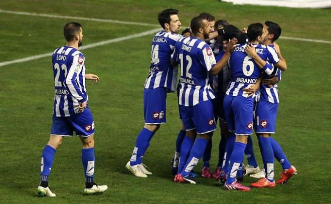 Los jugadores del Deportivo celebran el segundo gol.