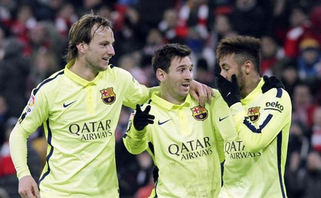 Rakitic, Messi y Neymar celebran un gol.