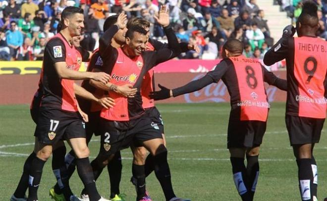 Los jugadores del Almería celebran el segundo gol.