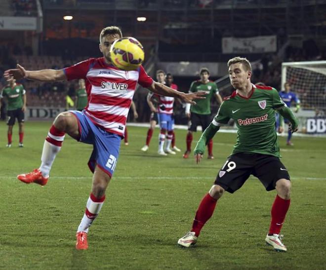 Ibáñez lucha el balón con Muniain.