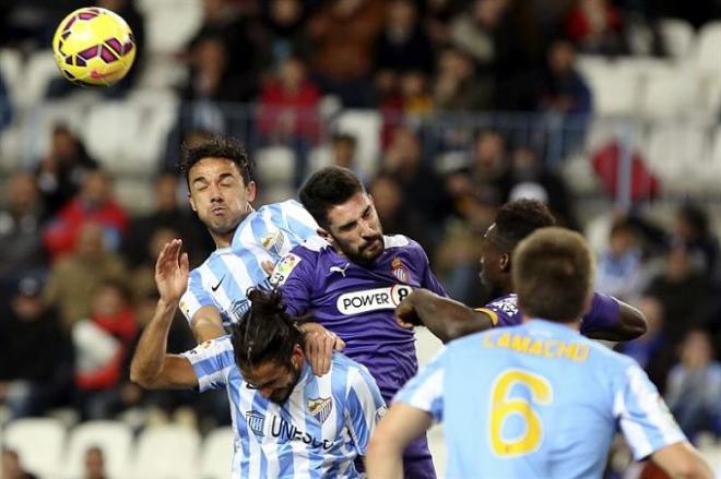 El jugador del Espanyol lucha por un balón aéreo.