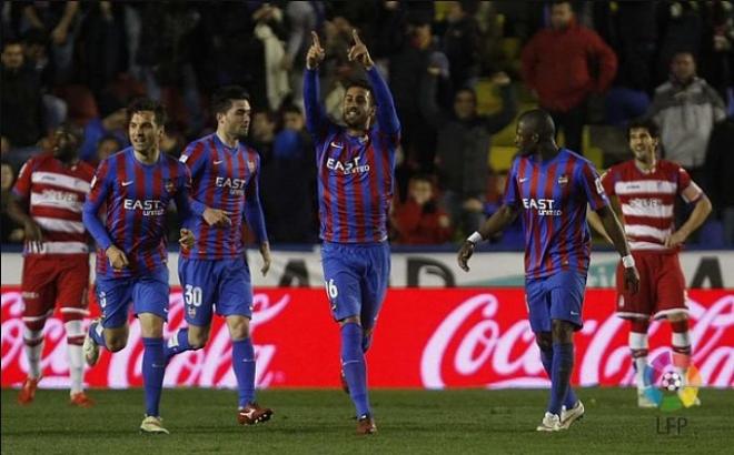 Camarasa celebra el primer gol del Levante.