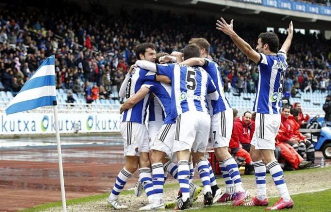 Los jugadores de la Real celebran el último gol.