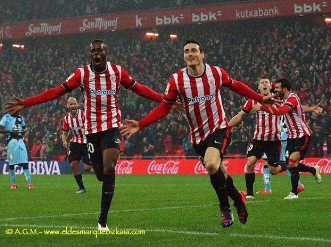 Aduriz y Williams celebran el gol.