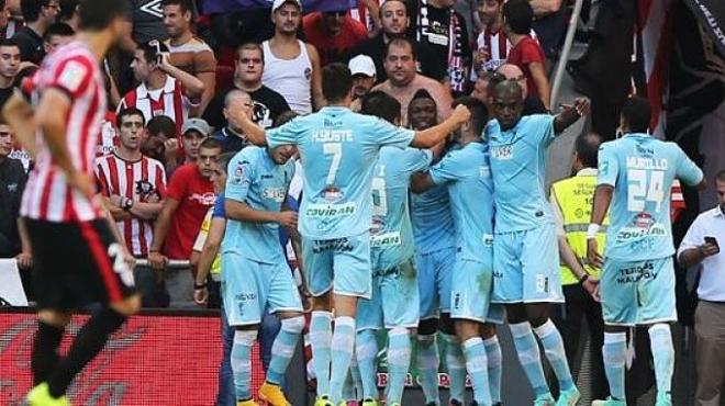 Los jugadores del Granada celebrando el gol.