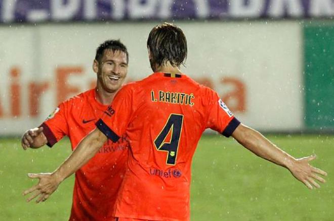 Rakitic celebra con Messi el segundo gol blaugrana.