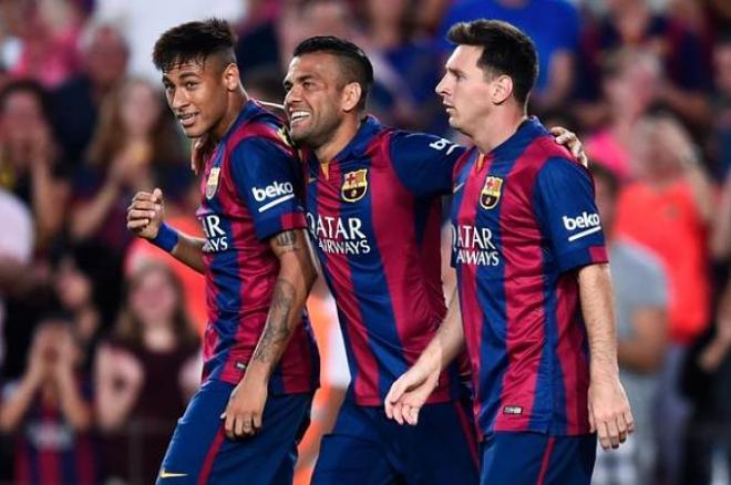 Neymar celebra junto a Messi y Alves su primer gol.