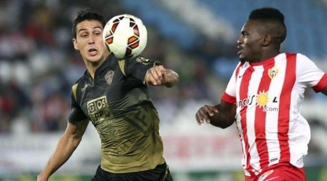 Los jugadores luchan por un balón durante el partido.