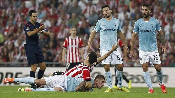 Jugadores del Athletic y del Eibar luchan por el balón.