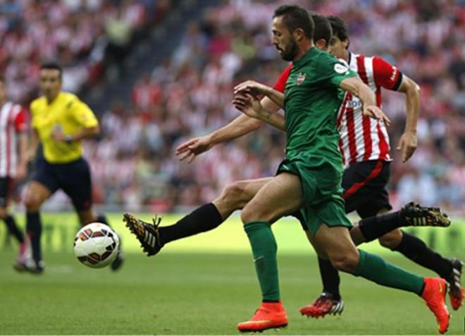 Jugadores del Athletic y Levante luchan un balón en el encuentro de ida.