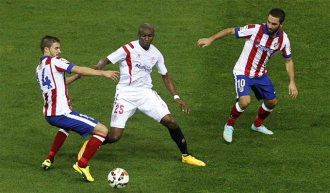 M'Bia presiona a Gabi, jugador del Atlético.