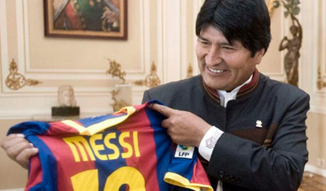 El presidente boliviano, con una camiseta de Leo Messi.