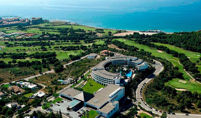 El hotel Dolce de Sitges acoge al delantero uruguayo.