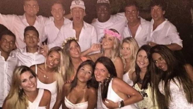 Neymar, de fiesta en Brasil.