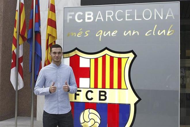 Vermaelen posa con el escudo del Barcelona.