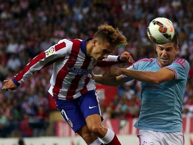 Griezmann pelea un balón con el jugador del Celta.