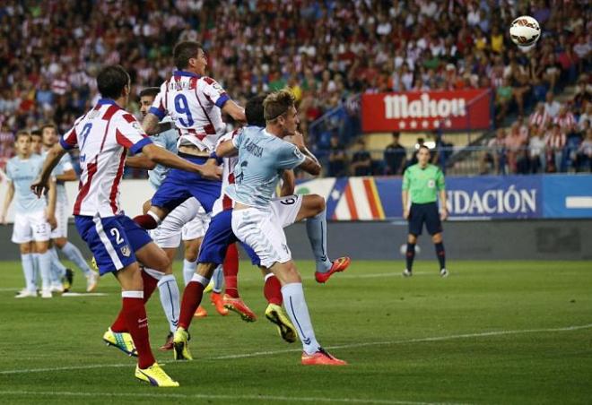 Los jugadores del Atlético rematan ante la defensa del Eibar.