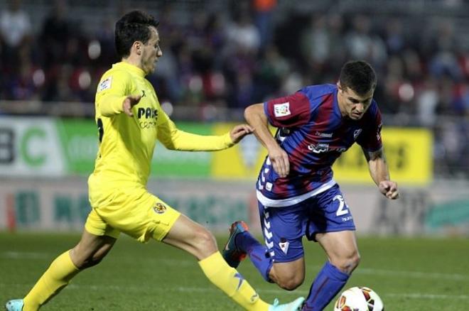 Manu del Moral se marcha del defensa del Villarreal.