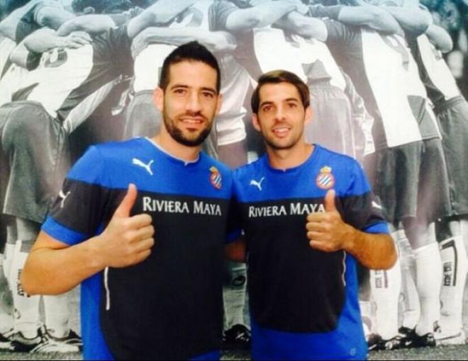 Víctor Sánchez y Kiko Casilla tras renovar.