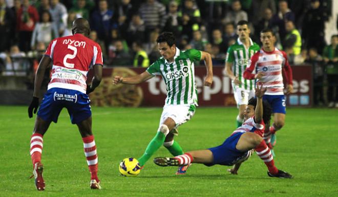 Juan Carlos, ante el Granada, ahora su equipo.