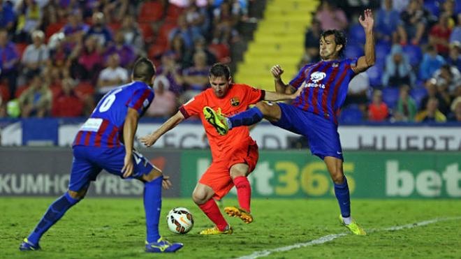 Messi ante los defensas del Levante.